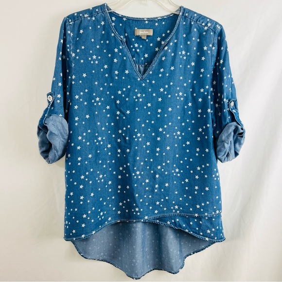 Neiman Marcus 3/4 Sleeve Chambray Blouse with Star Print/Asymmetrical Hem - Picture 2 of 16